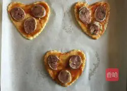 Illustration of how to make homemade mini love pizza 8