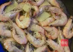 Illustration of how to fry shrimps in sauce and oil 3