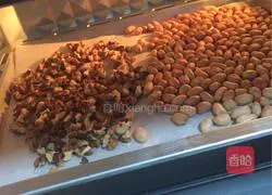 Illustration of how to make walnut, peanut and black sesame candy 6