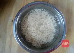 Illustration of how to make rice noodles across the bridge 2