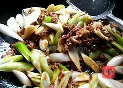 Illustration of how to make fried mutton slices with green onions 8