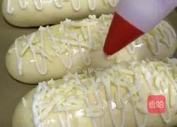 Illustration of how to make chive cheese bread 13