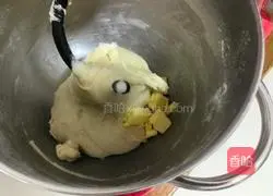 Illustration of how to make flower cheese bread 5