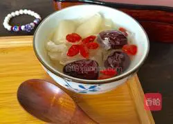 Illustration of how to make Sydney pear, red date, wolfberry and white fungus soup 6