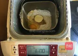 Illustration of how to make homemade mini love pizza 2