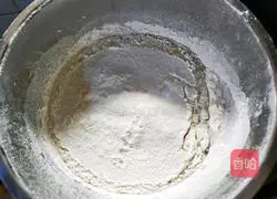 Illustration of how to make eight-inch heart-shaped chiffon cake 5