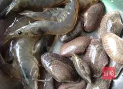 Illustration of how to make kimchi seafood rice noodles 1