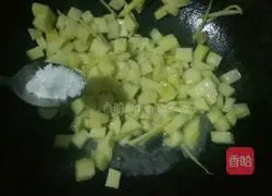 Illustration of how to make fried rice noodles with potatoes and kelp 3