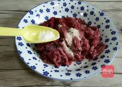 Illustration of how to make fried beef with onions 2