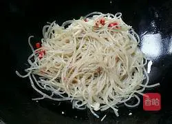 Illustration of how to make shredded pork with kimchi and sweet potato noodles (sour and spicy version) 9