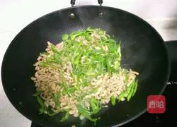 Illustration of how to stir-fry shredded pork with green pepper 10