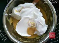 Illustration of how to make fresh strawberry and ancient Gulu cake 10