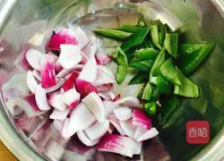 Illustration of how to make spicy fish in dry pot 4