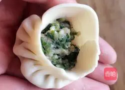 Illustration of how to make shepherd's purse and fresh meat Xiao Long Bao 6