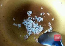 Illustration of making braised noodles with beans and eggs 7