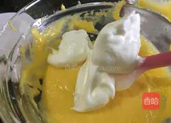 Illustration of how to make meat floss and seaweed cake rolls 3