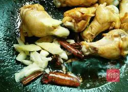 Illustration of braised chicken legs with tea tree mushrooms 7