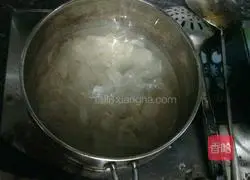 Illustration of how to make wolfberry and white fungus soup 3