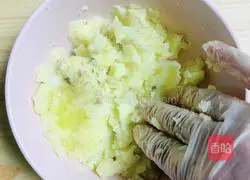 Sausage, Potato and Rice Pizza (pan version) Recipe Illustration 6