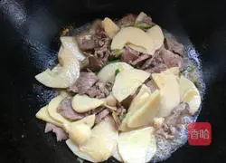 Illustration of how to make stir-fried meat with spring bamboo shoots 11