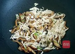 Illustration of how to make braised noodles with shredded chicken 6