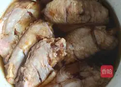 Illustration of how to braise chicken wings in rice cooker 3