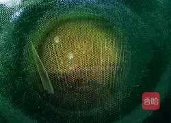 Illustration of how to make stir-fried vermicelli with kimchi 3