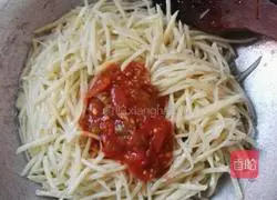 Illustration of how to make fried noodles with shredded potatoes 6