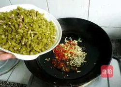 Illustration of how to stir-fry kimchi with green pepper 5