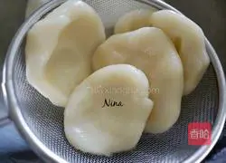 Illustration of how to make Hakka rice dumplings 6