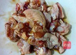 Illustration of how to make fried chicken with fungus 1