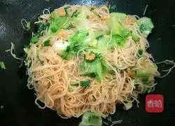 Illustration of how to make shrimp vermicelli wrapped in lettuce 14