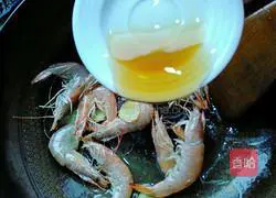 Illustration of how to fry shrimps in oil 6