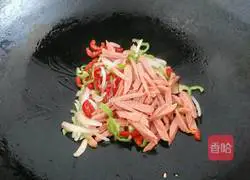 Illustration of making homemade pizza with electric baking pan 9