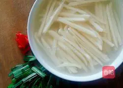Illustration of how to stir-fry leeks and lotus vegetables 2