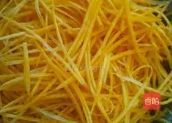 Illustration of how to fry carrots with oiled meat 1