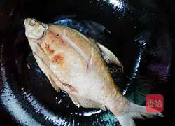 Winter bamboo shoots Spicy fish recipe illustration 2