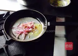 Illustration on how to make French pan-fried lamb chops with brandy braised pepper and porcini sauce 5