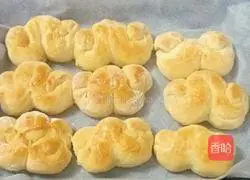 Illustration of how to make fancy buns 17