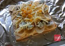 Illustration of how to make banana toast pizza 5