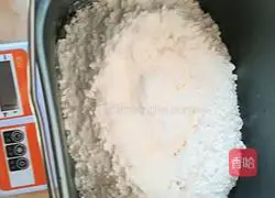 Illustration of making sausage and meat floss bread 2