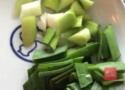 Illustration of how to make stir-fried bacon with folded ears 6