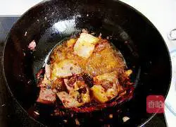 Illustration of how to stir-fry Xuanwei ham with green pepper and fungus 4