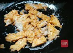 Illustration of how to make fried egg and ham pizza 3