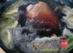 Illustration of making secret sauce elbow 14