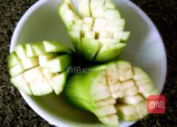 Illustration of how to make chrysanthemum and eggplant in tomato sauce 3