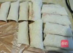 Illustration of how to make pork spring rolls 6