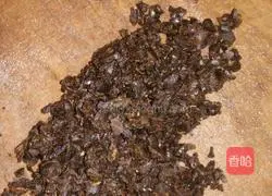 Illustration of how to make spicy oil with spicy seeds 3