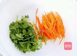 Illustration of how to mix shredded chicken 5