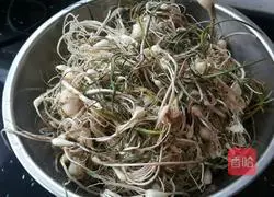 Illustration of how to make garlic pickles 1